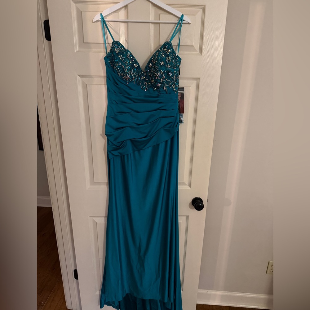 Johnathan Kayne.NWT.
So flattering!! Never worn. Only tried on. 
Size 12.